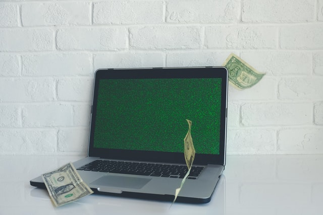 Geld fliegt zum Laptop